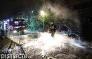 Geparkeerd busje gaat volledig in vlammen op Soestdijksekade Den Haag