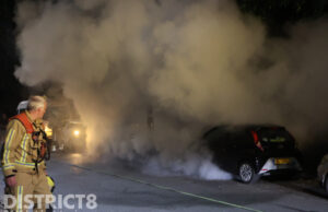 Motorcompartiment busje gaat in vlammen op Erasmusweg Den Haag