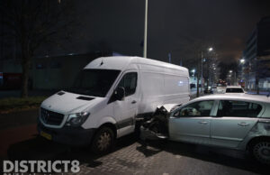 Dronken automobilist knalt tegen geparkeerde bestelbus Zichtenburglaan Den Haag