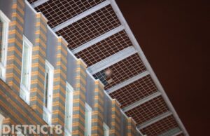 Verwarde man klimt op dak van gebouw en gooit met stenen Fluwelen Burgwal Den Haag