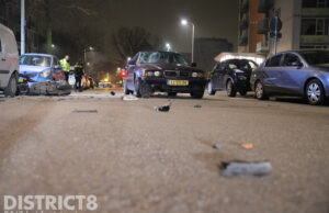 Scooterrijder gewond en forse schade na aanrijding met auto Beresteinlaan Den Haag