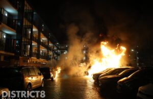 Negen auto’s verwoest na brandstichting, verdachte laat flessen brandstof achter Beethovenlaan Delft