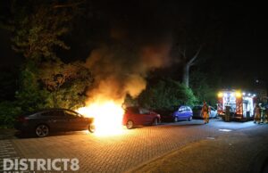 Wederom nachtelijke autobrand in Delft: twee autos zwaar beschadigd Vulcanusweg Delft
