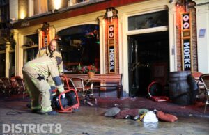Brand in stapel kussens bij café Moeke Beestenmarkt Delft