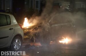 Brandweer heeft moeite met bestrijden van autobrand Frederik van Eedenlaan Delft
