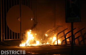 Geparkeerde scooter gaat in vlammen op onder flat Mozartlaan Delft
