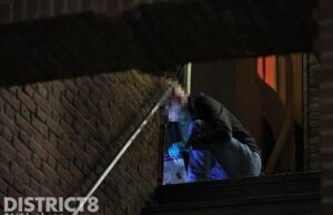 Veel schade aan portiek na nachtelijke explosie Cartesiusdwarsstraat Den Haag