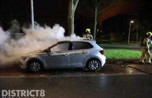 Brandweer blust autobrand Vrederustlaan Den Haag