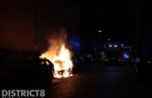 Personenauto gaat in vlammen op; tweede auto raakt beschadigd Gaslaan Den Haag