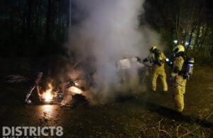 Brandstichter gaat door: geparkeerde auto en deelscooter gaan in vlammen op Motorenweg Delft