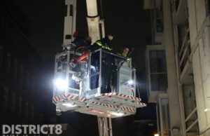 Brandweer begeleidt inbreker naar zijn cel Bagijnestraat Den Haag