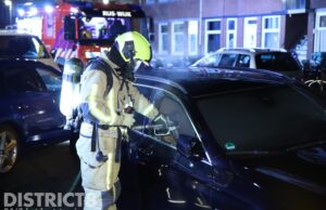 Voorstoel van geparkeerde auto in brand gestoken Paets van Troostwijkstraat Den Haag