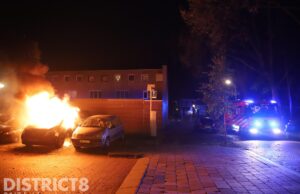 Geparkeerd taxi busje in brand na harde knal Poptahof Zuid Delft