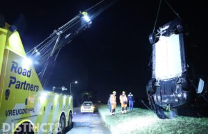 Tesla ‘WATERBED’ na 9 uur uit Delftse Schie gehaald na ongeluk op Rotterdamseweg Schipluiden