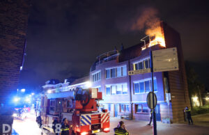 Tientallen mensen op straat na nachtelijke balkonbrand Phoenixstraat Delft
