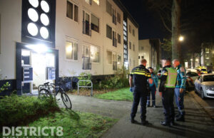 Schade aan portiek na explosie Pieter Langendijkstraat Den Haag
