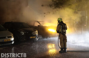 Buurt opgeschrikt door flinke autobrand Jacob Jordaensstraat Den Haag