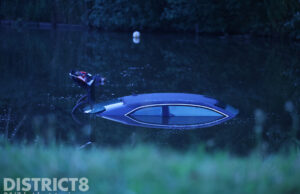 Auto rolt spontaan het water in Buytenparklaan Zoetermeer