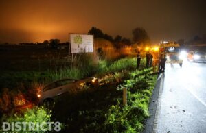 Auto deels in sloot na aanrijding N211 Wippolderlaan Wateringen