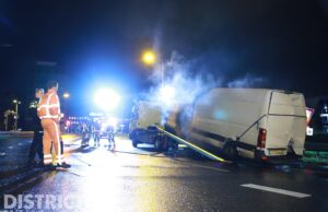 Bestelbus vliegt opnieuw in brand achterop bergingswagen A13 Den Haag
