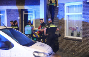 Zwaargewonde bij steekincident in woning Loenensestraat Den Haag