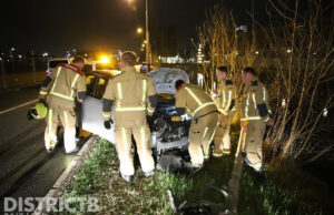 Automobiliste rijdt lantaarnpaal uit de grond bij eenzijdig ongeval Nieuwe Gracht Delft