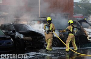 Zwaargewonde bij explosie; zes auto’s in brand Singel Wateringen