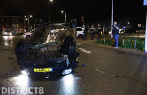 Auto op z’n kop na aanrijding Soestdijksekade Den Haag