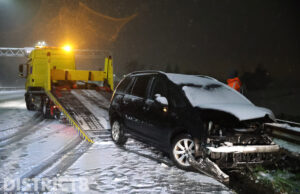 Taxi glijdt van de weg door sneeuw en knalt tegen vangrail A20 Maasland