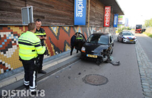 Flinke schade bij aanrijding tussen auto en vrachtwagen Engelsestraat Delft