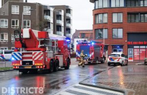 Brandweer blust brandende asbak op balkon in Willem van Hooffstraat Naaldwijk