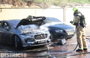 Geparkeerde auto’s gaan in vlammen op Pellenaerstraat Scheveningen