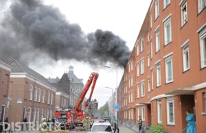 Enorme rookwolken bij brand op dak van woningen Hoefkade Den Haag