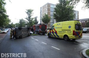 Automobilist ramt geparkeerde auto en belandt op z’n kant Groen van Prinstererlaan Den Haag