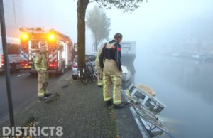 Hulpdiensten rukken uit voor zinkend bootje Neherkade Den Haag