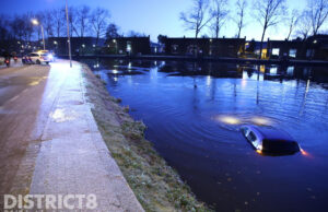 Auto belandt in ijskoud water Wateringseweg Delft