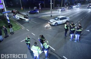 Busje op z’n dak na aanrijding met auto op kruispunt Westlandseweg Delft