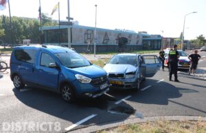 Twee auto’s botsen op elkaar Statenplein Den Haag