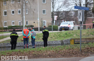 Overleden persoon aangetroffen in het water Vrijenbansekade Delft