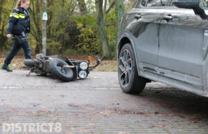 Scooterrijder gewond bij aanrijding met achteruit rijdende auto Korftlaan Delft