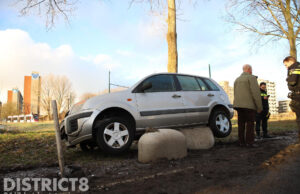 Automobilist rijdt auto op betonblok Prinses Beatrixlaan Rijswijk