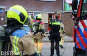 Gaslek in woning, brandweer ramt deur in Wezelstraat Delft