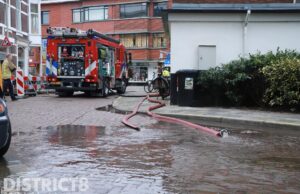 Waterleiding breuk zorgt voor wateroverlast Badhuisstraat Scheveningen