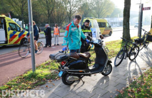 Twee gewonden na aanrijding tussen fietser en snorscooter Mekelweg Delft