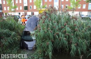 Geparkeerde auto rolt sloot in Waddenzee Nootdorp