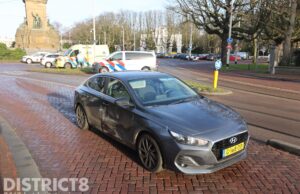 Undercover politievoertuig komt in botsing met personenauto Plein 1813 Den Haag