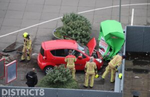 Automobilist ramt plantenbak en kledingcontainer Troelstralaan Delft
