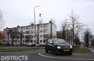 Automobilist botst op lichtmast bij eenzijdig ongeval op Maartensdijklaan Den Haag