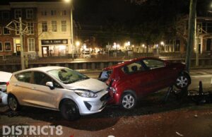 Dronken bestuurder crasht met Tesla in geparkeerde auto’s Prinsegracht Den Haag