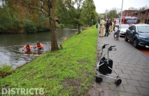 Brandweer doorzoekt sloot na aantreffen rollator Kenenburgstraat Den Haag